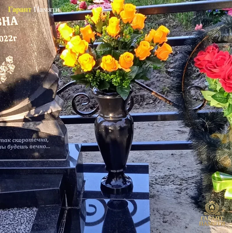 Ваза на кладбище, 41 см. из гранитополимера